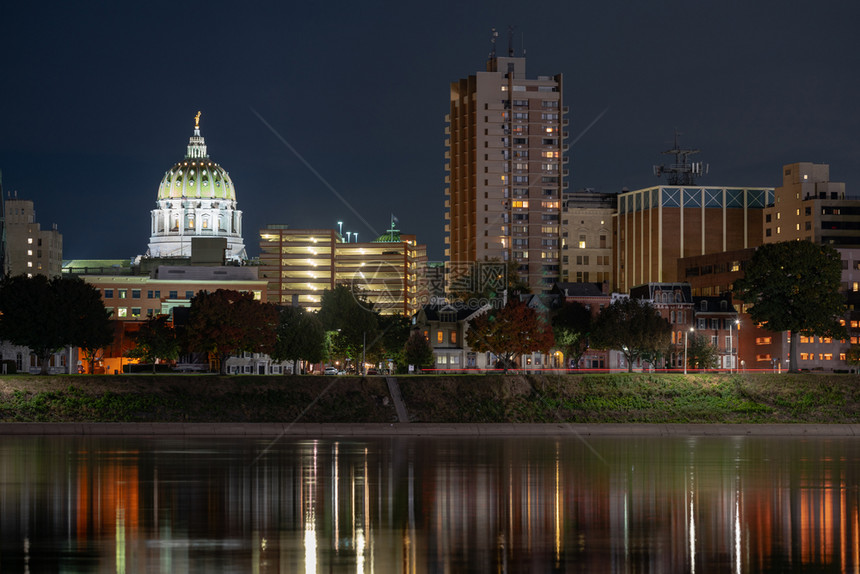 夜幕降临在哈里斯堡宾夕法尼亚州河滨和首都大楼图片