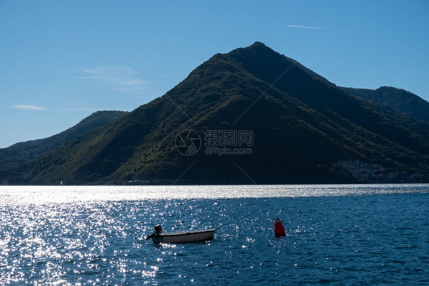 美丽的地中海景观山脉和水上船只图片