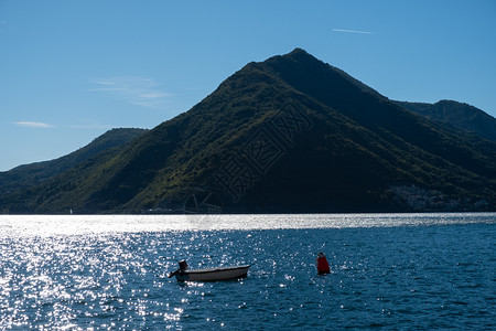 美丽的地中海景观山脉和水上船只背景图片