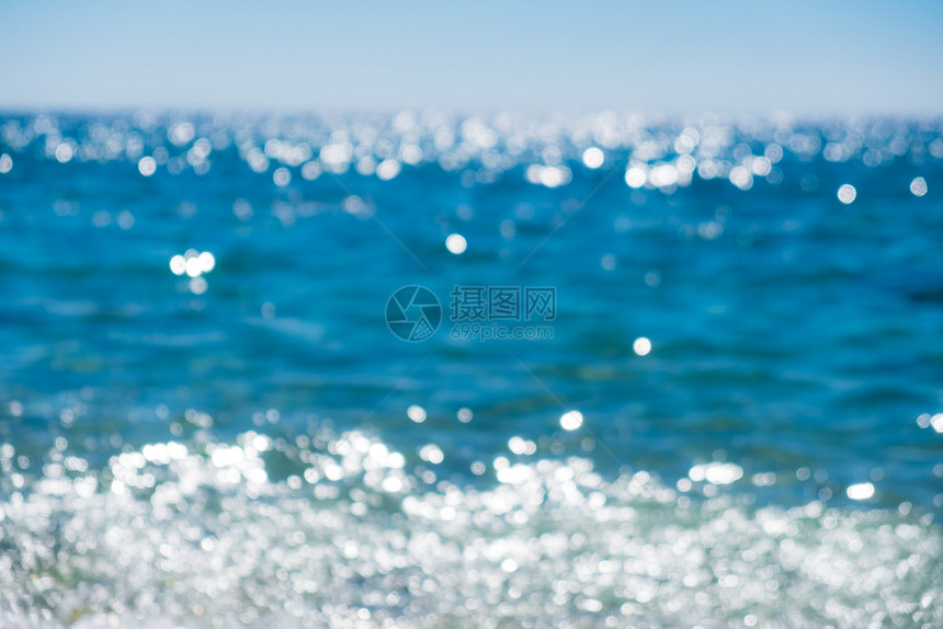 海滩上夏季蓝色水全景海滩上图片