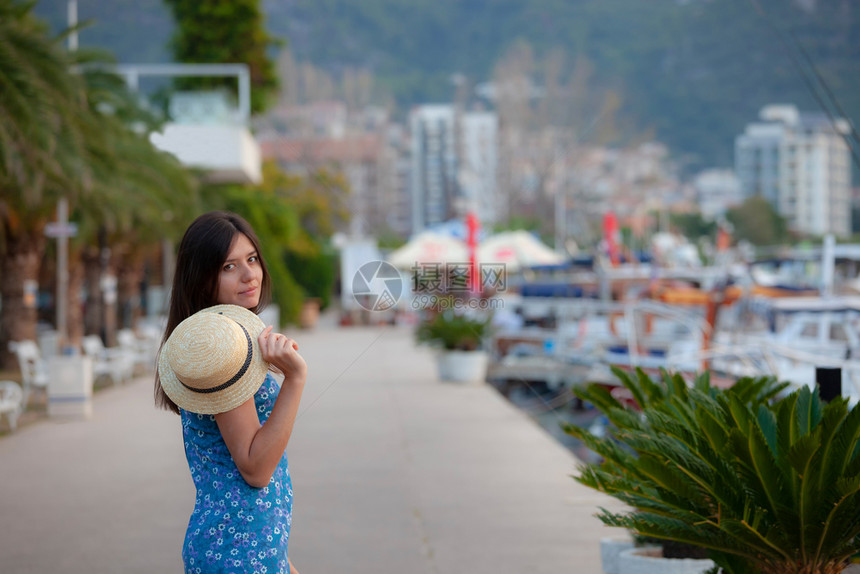 欧洲夏季旅行前往地中海目的旅游妇女度假在旧地中海城市的码头上行走黑山布德瓦图片