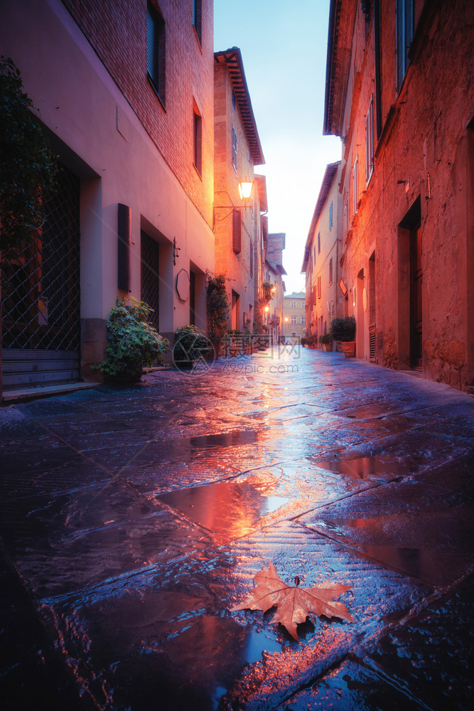 欧洲老城平扎街下雨之夜意大利托斯卡纳图片