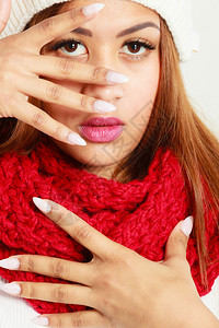 Mulatto女士穿着温暖的冬季服装穿着指甲图片