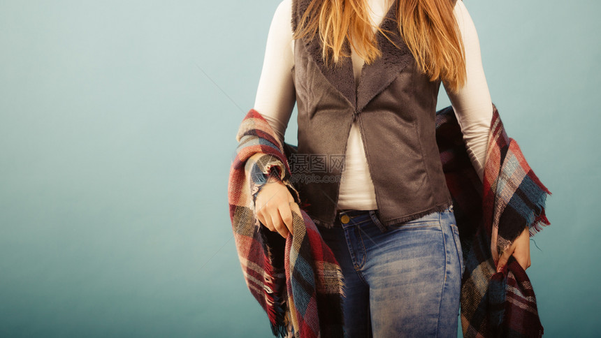 时装女青年穿着温暖的秋天羊毛衣围着巾牛仔裤穿着温暖的秋天服装时女孩图片