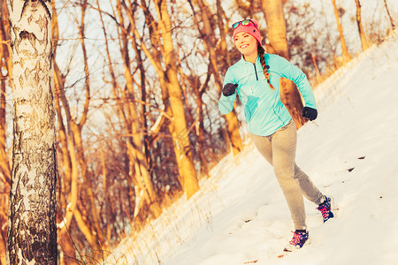 妇女早上做冬季跑步如何在寒冷天气中继续锻炼健康自然时尚概念图片