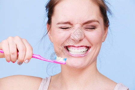 妇女刷牙口腔卫生蓝背景背景图片