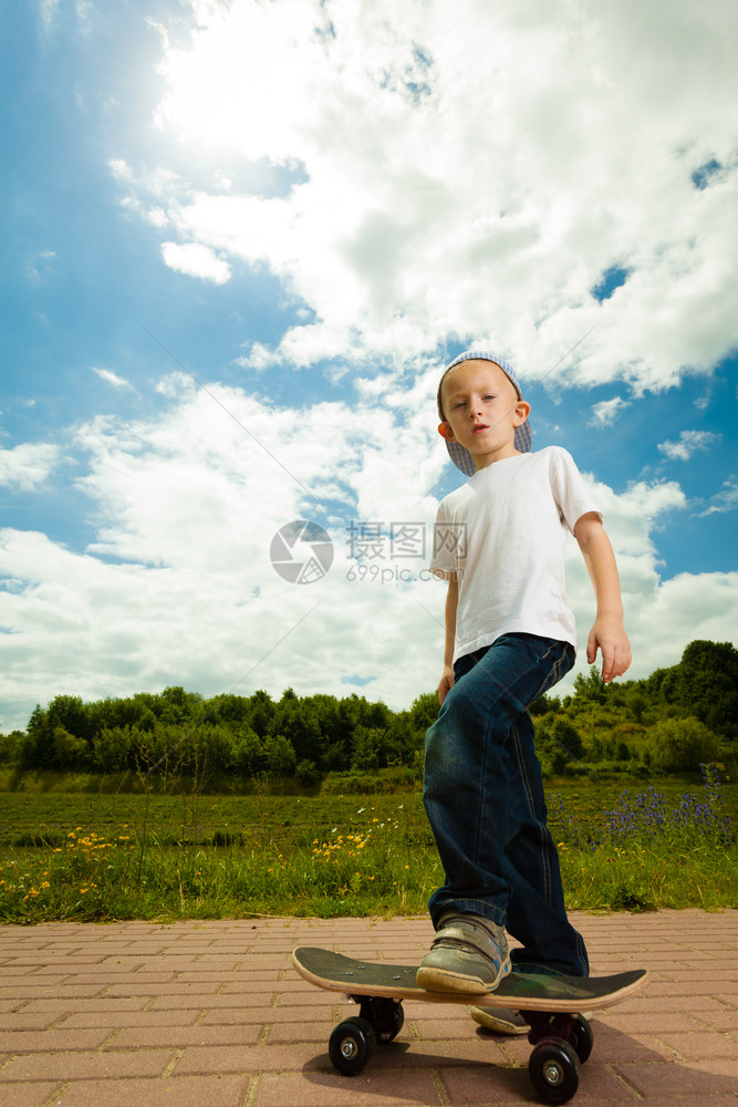 在户外玩滑板的男孩图片