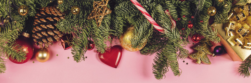 圣诞节的边框与红树枝锥形圣诞球和金色装饰品的交界处这些装饰品以生锈背景顶视图复制空间为主圣诞背景s图片