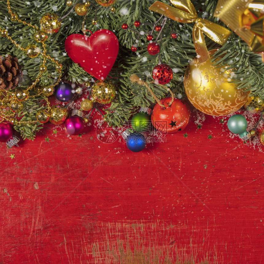 圣诞节的边有fir树枝锥形圣诞节球和黄金装饰品这些以生锈背景顶视图复制空间为主圣诞装饰背景顶视图平铺图片