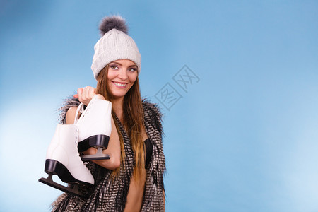 穿着黑色胸罩温暖的帽子和毛衣外冰溜蓝背景工作室拍摄图片