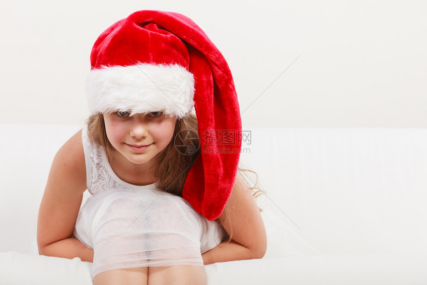 戴着圣诞帽的金发小女孩图片