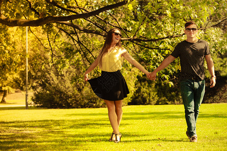 情侣在公园牵手散步图片