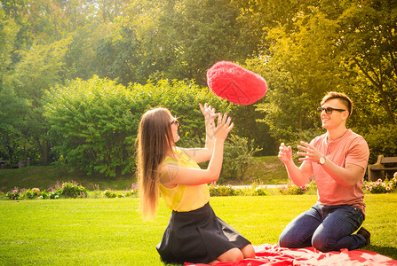 爱和约会年轻时尚的情侣在公园玩得开心与红一起在公园里背景图片