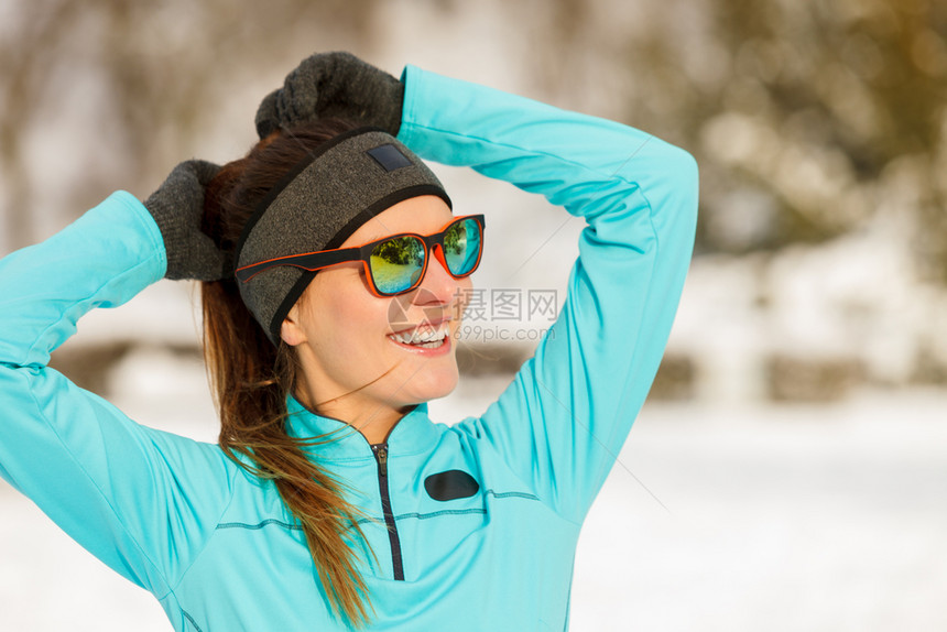 穿运动服的女孩冬季运动户外健身时装康概念冬季锻炼穿运动服和墨镜的女孩图片