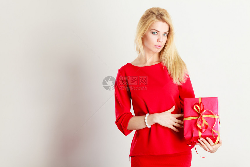 美丽的有红礼女人金发年轻士穿着优雅的衣服漂亮有大红礼女人图片
