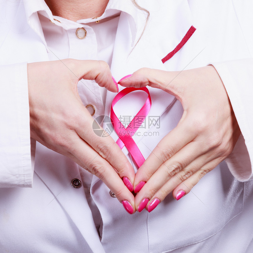 女医生亲手用粉红丝带符号做心脏帮助和慈善用粉红丝带符号做手心图片