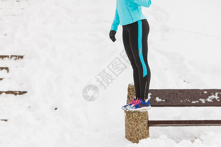 户外活动人们闲暇时间概念冬季外出年轻妇女有吸引力的孩蓝色跳跃器和腿部冬季外出年轻妇女背景图片