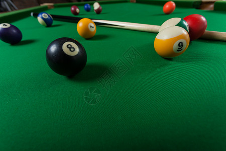 粘粘球Billiard球和杆粘在绿色桌上池球游戏史努克和坚持在台桌上背景