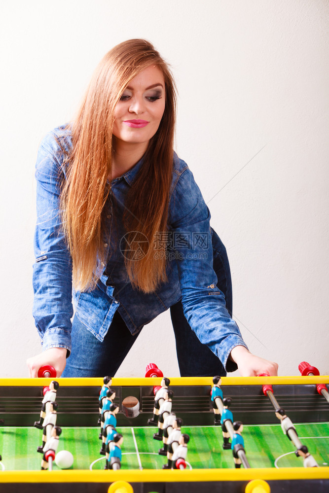 玩乐概念关注焦点的年轻女孩玩桌球游戏的乐趣时尚女在娱乐上玩闲暇时间桌球的女年轻女孩图片