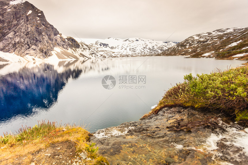 旅游节日和行挪威斯堪的纳维亚StrandaMoreogRomsdal的Djupvatnet湖图片