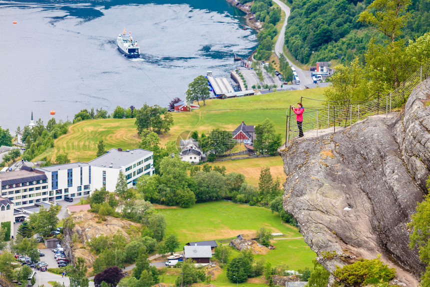 Geirangerfjord绿色山地和Geiranger村的景象挪威斯堪的纳维亚旅游目地图片