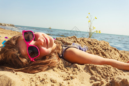 长发美女在海滩上玩漂亮沙子背景图片