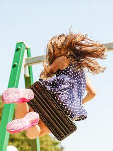 疯狂与自由年轻夏日少女在秋千室外玩耍疯狂的小孩摇欲坠图片