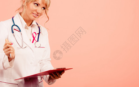 对乳腺癌的诊断金发中年女持有带病情诊断档案的红色文件夹专家向病人通报结果女医生诊断病人背景图片