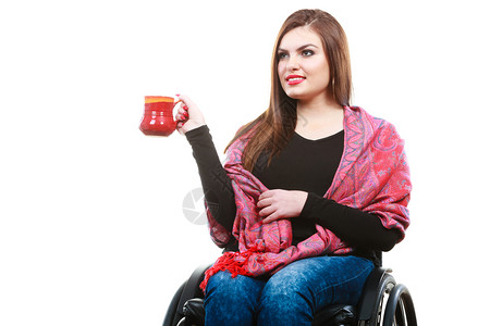 坐在轮椅喝咖啡杯子和坐轮椅的妇女图片