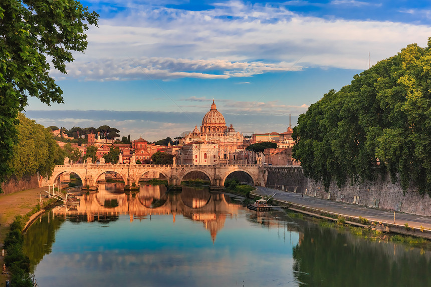圣彼得大教堂和安吉尔大桥位于意利罗马的蒂贝尔河上位于意大利罗马的圣彼得大教堂图片