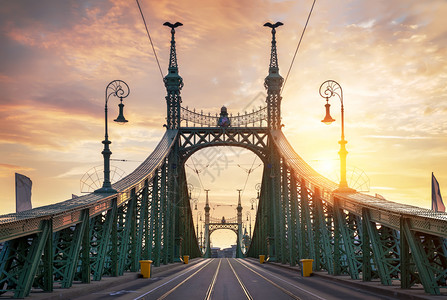 日出时布达佩斯自由桥前视线图片