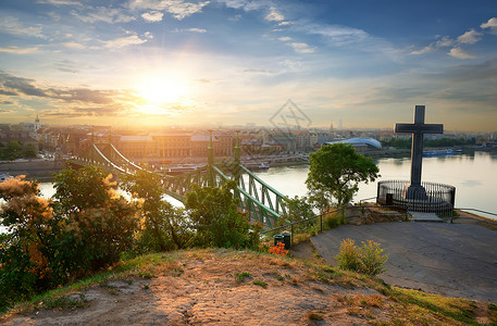 日出时自由桥在布达佩斯的空中观察图片