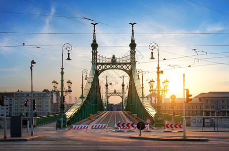 上午晨日与自由桥布达佩斯图片