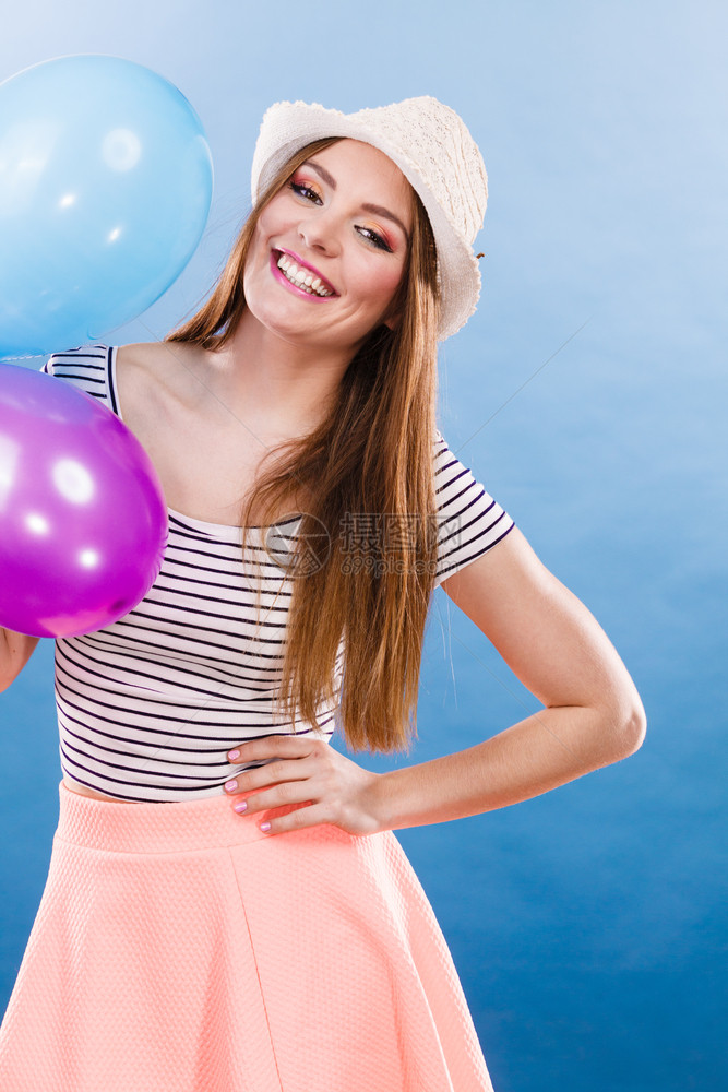 女有吸引力的快乐女孩玩彩色气球暑假庆祝活动和生方式概念工作室拍摄蓝背景图片