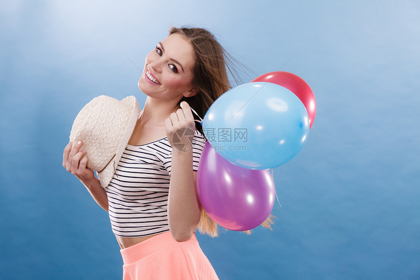 玩彩色气球的女快乐孩夏天庆祝和生活方式概念工作室拍摄蓝背景花彩气球的女快乐孩图片