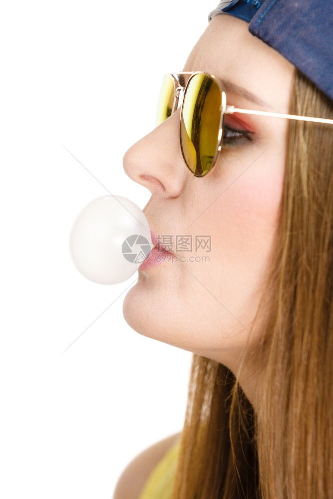 女随意时尚的少女帽戴头太阳眼镜用嚼口香糖来泡用嚼口香糖来泡图片