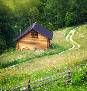山地草原上的房子自然构成图片