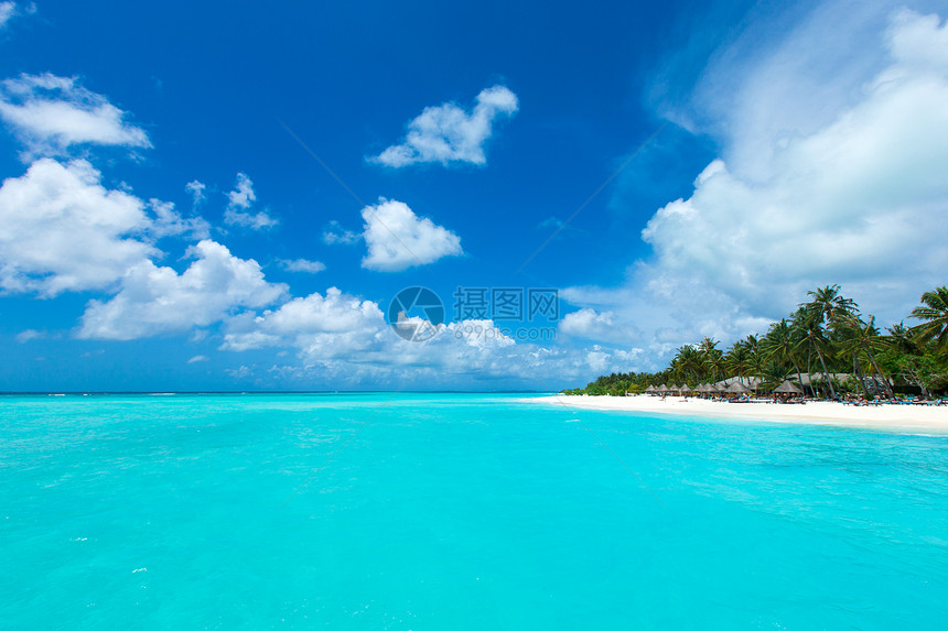 马尔代夫带蓝色环礁湖的热带海滩图片