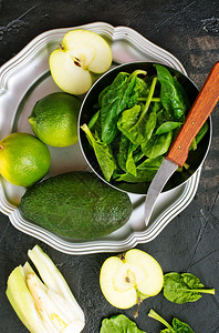 绿色食品饮蔬菜球和盘上水果图片
