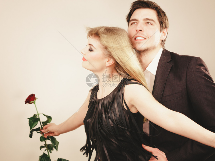黑礼服情侣与她的玫瑰花图片