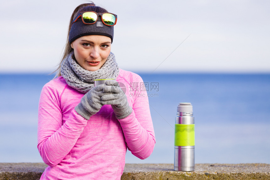 运动活冬季或秋天的徒步旅行图片