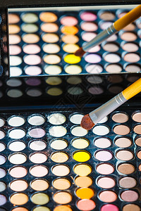 化妆美容程序和概念专业眼影调色板和刷子化妆眼影调色板和刷子图片