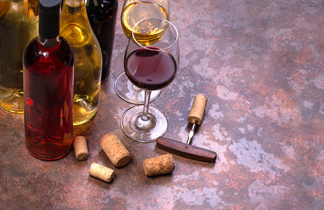 酒瓶玻璃和餐桌上的软木瓶背景图片