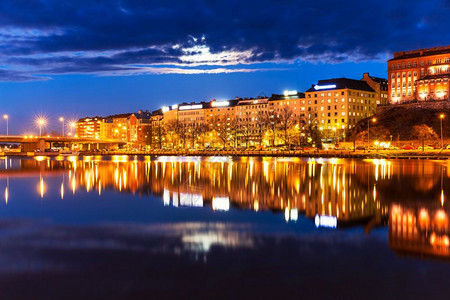 芬兰赫尔辛基Hakaniemiemi区海码头建筑结构的景色夜间全图片