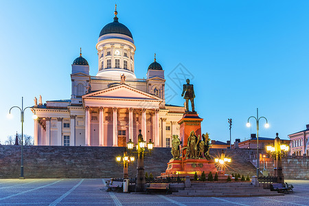 芬兰首都著名的里程碑参议院广场的景色之夏夜芬兰赫尔辛基老城路德教堂和俄罗斯皇帝亚历山大二世纪念碑背景