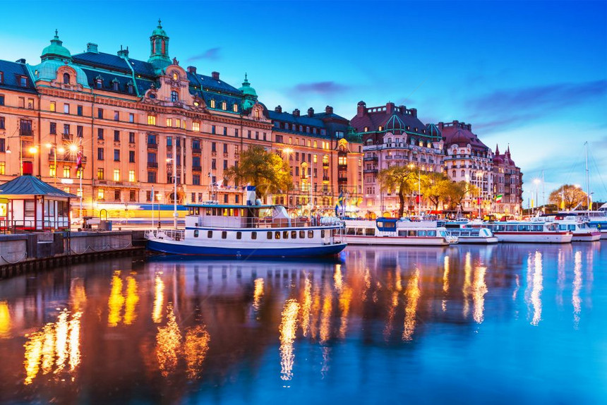 古城GamlaStan建筑码头的景色夏夜全在瑞典斯德哥尔摩有观光旅行船和游图片
