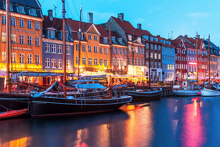 丹麦哥本哈根老城Nyhavn码头建筑的景色夜晚全图片