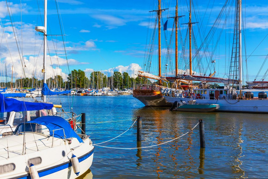 芬兰赫尔辛基老城的港夏季风景历史高的船和游艇坞图片
