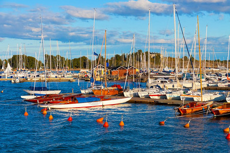 芬兰赫尔辛基日落时有游艇的港口夏季风景图片