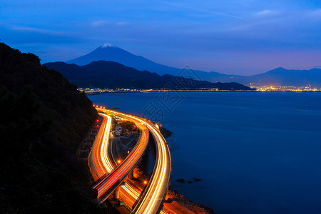 富士山的空中景象直达晚上在静冈的公路富士五湖日本山地风景背景